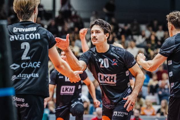 Volleyball mens season 2025 2026 League Cup 2025 VfB Friedrichshafen vs SVG Lüneburg 110 10 2025 Ethan Champlin 20 SVG Lüneburg cheers and claps with Daniel Gruvaeus 2 SVG Lüneburg