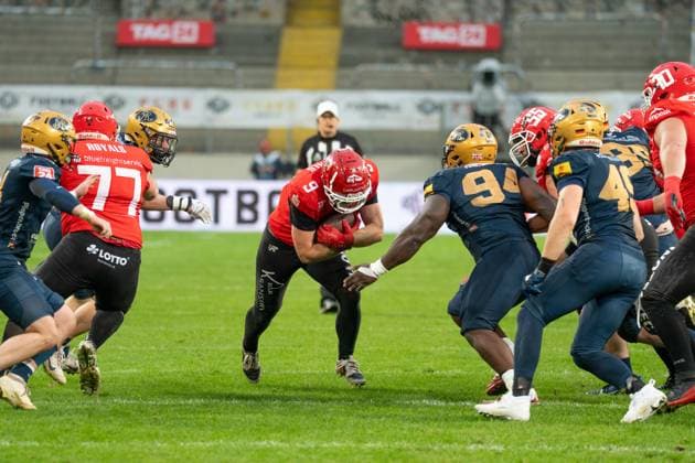 Heiko Bals (Potsdam Royals, 09) runs into the D-Line after the catch Potsdam Royals vs Dresden Monarchs, American Football, German Football League , Finals, 2025, 11.10.2025, Dresden Rudolf-Harbig-Stadion Germany Copyright: xFootxBowl jk.grphyx xJulien-Marix
