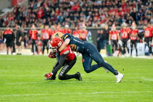 Emanuel Bakare (Potsdam Royals, 88) gets tackled by Monarchs Defense Potsdam Royals vs Dresden Monarchs, American Football, German Football League , Finals, 2025, 11.10.2025, Dresden Rudolf-Harbig-Stadion Germany Copyright: xFootxBowl jk.grphyx xJulien-Marix