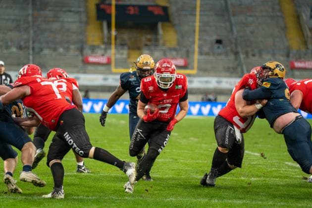 Heiko Bals (Potsdam Royals, 09) runs through the middle Potsdam Royals vs Dresden Monarchs, American Football, German Football League , Finals, 2025, 11.10.2025, Dresden Rudolf-Harbig-Stadion Germany Copyright: xFootxBowl jk.grphyx xJulien-Marix