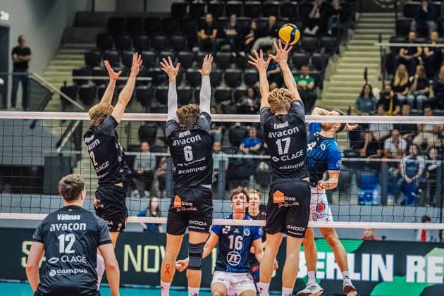 Volleyball mens season 2025 2026 League Cup 2025 VfB Friedrichshafen vs SVG Lüneburg 110 10 2025 Tim Peter 4 VfB Friedrichshafen against the block of Daniel Gruvaeus 2 SVG Lüneburg , Jackson Howe 6 SVG Lüneburg and Axel Enlund 17 SVG Lüneburg
