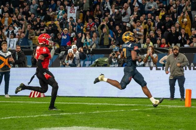 Tyler Hudson (Dresden Monarchs, 07) on its way into the endzone for his next Touchdown Potsdam Royals vs Dresden Monarchs, American Football, German Football League , Finals, 2025, 11.10.2025, Dresden Rudolf-Harbig-Stadion Germany Copyright: xFootxBowl jk.grphyx xJulien-Marix