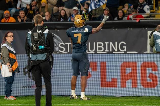 Tyler Hudson (Dresden Monarchs, 07) celebrates his Touchdown with the fans Potsdam Royals vs Dresden Monarchs, American Football, German Football League , Finals, 2025, 11.10.2025, Dresden Rudolf-Harbig-Stadion Germany Copyright: xFootxBowl jk.grphyx xJulien-Marix