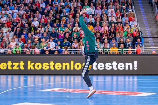 Simon Gade TSV Hannover Burgdorf, Nr 16 v l , TSV Hannover Burgdorf beige against ThSC Eisenach blue on matchday 8 of the 2025 2026 season in the DAIKIN Handball Bundesliga 11 10 2025, ZAG Arena Hannover, GER , Copyright: xJanxGuentherx xTSVxHannover-Burgdorfx