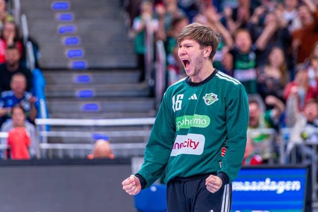 Simon Gade TSV Hannover Burgdorf, Nr 16 v l , TSV Hannover Burgdorf beige against ThSC Eisenach blue on matchday 8 of the 2025 2026 season in the DAIKIN Handball Bundesliga 11 10 2025, ZAG Arena Hannover, GER , Copyright: xJanxGuentherx xTSVxHannover-Burgdorfx