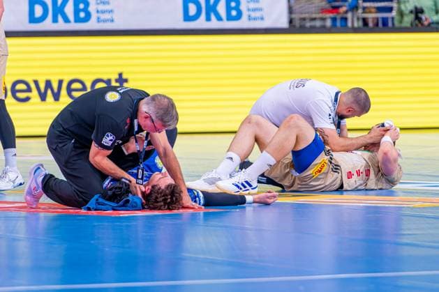 Philipp Meyer ThSV Eisenach, No. 27 and Justus Fischer TSV Hannover Burgdorf, No. 54 are treated after a collision v l , TSV Hannover Burgdorf beige against ThSC Eisenach blue on matchday 8 of the 2025 2026 season in the DAIKIN Handball Bundesliga 11 10 2025, ZAG Arena Hannover, GER , Copyright: xJanxGuentherx xTSVxHannover-Burgdorfx