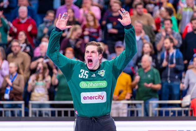 Joel Birlehm TSV Hannover Burgdorf, Nr 35 v l , TSV Hannover Burgdorf beige against ThSC Eisenach blue on matchday 8 of the 2025 2026 season in the DAIKIN Handball Bundesliga 11 10 2025, ZAG Arena Hannover, GER , Copyright: xJanxGuentherx xTSVxHannover-Burgdorfx