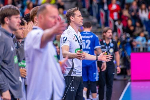 Sven Sören Christophersen TSV Hannover Burgdorf, Sporting Director f l , TSV Hannover Burgdorf beige against ThSC Eisenach blue on matchday 8 of the 2025 2026 season in the DAIKIN Handball Bundesliga 11 10 2025, ZAG Arena Hannover, GER , Copyright: xJanxGuentherx xTSVxHannover-Burgdorfx