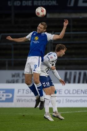 GER, Soccer, RLN, VfB Oldenburg vs BSV Kickers Emden 11 10 2025, Marschwegstadion, Oldenburg, GER, RLN, VfB Oldenburg vs BSV Kickers Emden, DFL regulations prohibit any use of photographs as image sequences and or quasi video, im Bild Marten SCHMIDT BSV Kickers Emden 13 Nico MAI VfB Oldenburg 3 nordphotoxgmbhx xRojahn nph00310