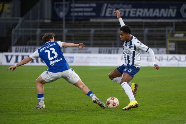 GER, Soccer, RLN, VfB Oldenburg vs BSV Kickers Emden 11 10 2025, Marschwegstadion, Oldenburg, GER, RLN, VfB Oldenburg vs BSV Kickers Emden, DFL regulations prohibit any use of photographs as image sequences and or quasi video, im Bild Aurel LOUBONGO M BOUNGOU VfB Oldenburg 11 Michel EICKSCHLÄGER EICKSCHLAEGER BSV Kickers Emden 23 nordphotoxgmbhx xRojahn nph00310