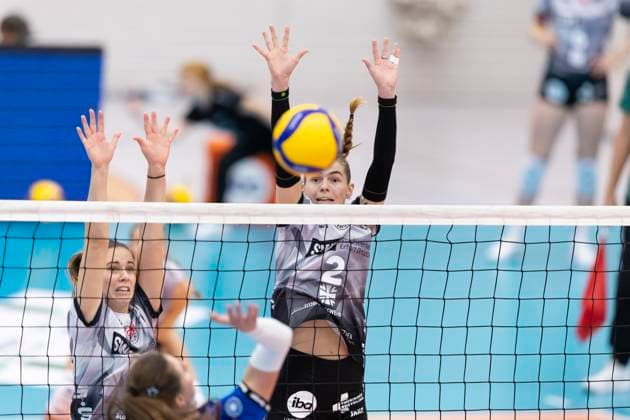 1. Volleyball Bundesliga Frauen: Schwarz-Weiss Erfurt vs. Binder Blaubären TSV Flacht; Erfurt; 11.10.2025 Frauke Neuhaus ( 11; Binder Blaubären TSV Flacht) gegen Emilie Respaut ( 5; Schwarz-Weiss Erfurt) (links) und Elizabeth Sandbothe ( 2; Schwarz-Weiss Erfurt) (rechts) 1. Volleyball Bundesliga Frauen: Schwarz-Weiss Erfurt vs. Binder Blaubären TSV Flacht; Riethsporthalle Erfurt; 11.10.2025 Copyright: xBEAUTIFULxSPORTS Duehringx