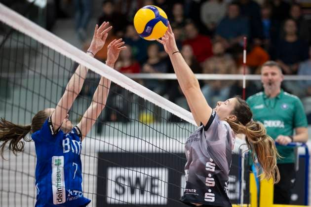 1. Volleyball Bundesliga Frauen: Schwarz-Weiss Erfurt vs. Binder Blaubären TSV Flacht; Erfurt; 11.10.2025 Britta Schammer ( 7; Binder Blaubären TSV Flacht) gegen Emilie Respaut ( 5; Schwarz-Weiss Erfurt) 1. Volleyball Bundesliga Frauen: Schwarz-Weiss Erfurt vs. Binder Blaubären TSV Flacht; Riethsporthalle Erfurt; 11.10.2025 Copyright: xBEAUTIFULxSPORTS Duehringx