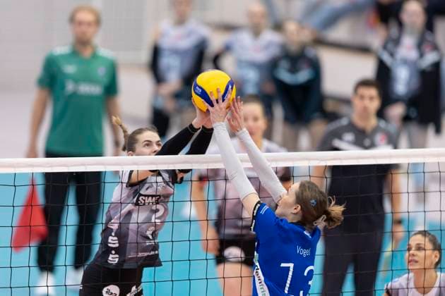 1. Volleyball Bundesliga Frauen: Schwarz-Weiss Erfurt vs. Binder Blaubären TSV Flacht; Erfurt; 11.10.2025 Elizabeth Sandbothe ( 2; Schwarz-Weiss Erfurt) gegen Roxana Vogel ( 13; Binder Blaubären TSV Flacht) 1. Volleyball Bundesliga Frauen: Schwarz-Weiss Erfurt vs. Binder Blaubären TSV Flacht; Riethsporthalle Erfurt; 11.10.2025 Copyright: xBEAUTIFULxSPORTS Duehringx