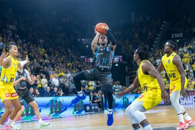 Oldenburg, Lower Saxony, DEU, 11 10 2025, Eric Washington center, Science City Jena and Christopher Clemons right, EWE Baskets Oldenburg EWE Baskets Oldenburg vs Science City Jena 1 Basketball Bundesliga Season 2025 2026, Matchday 4, Grosse EWE Arena EWE Baskets Oldenburg vs Science City Jena www.andreas-burmann.de