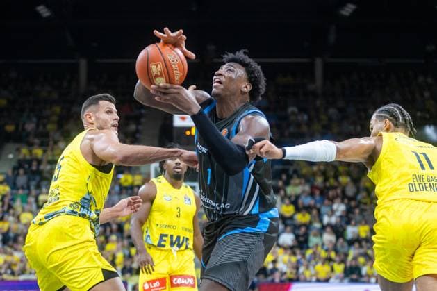 Oldenburg, Lower Saxony, DEU, 11 10 2025, Great Osobor center, Science City Jena , Christopher Clemons right, EWE Baskets Oldenburg and Filip Stanic left, EWE Baskets Oldenburg EWE Baskets Oldenburg vs Science City Jena 1 Basketball Bundesliga Season 2025 2026, Matchday 4, Grosse EWE Arena EWE Baskets Oldenburg vs Science City Jena www.andreas-burmann.de