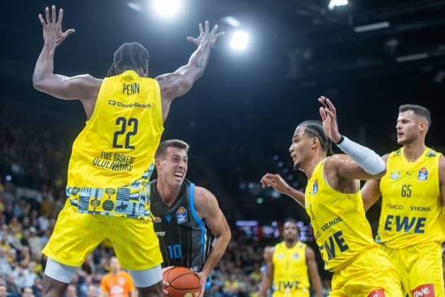 Oldenburg, Lower Saxony, DEU, 11 10 2025, Joe Wieskamp center, Science City Jena m Eral Penn left, EWE Baskets Oldenburg and Seikou Sisoho Jawara right, Science City Jena EWE Baskets Oldenburg vs Science City Jena 1 Basketball Bundesliga Season 2025 2026, Matchday 4, Grosse EWE Arena EWE Baskets Oldenburg vs Science City Jena www.andreas-burmann.de