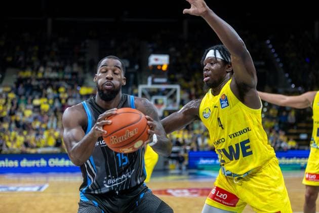 Oldenburg, Lower Saxony, DEU, 11 10 2025, Naz Bohannon left, Science City Jena and Brian Fobbs right, EWE Baskets Oldenburg EWE Baskets Oldenburg vs Science City Jena 1 Basketball Bundesliga Season 2025 2026, Matchday 4, Grosse EWE Arena EWE Baskets Oldenburg vs Science City Jena www.andreas-burmann.de