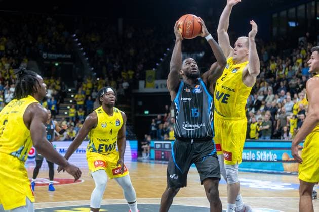 Oldenburg, Lower Saxony, DEU, 11 10 2025, Naz Bohannon center, Science City Jena and Seth Hinrichs right, EWE Baskets Oldenburg EWE Baskets Oldenburg vs Science City Jena 1 Basketball Bundesliga Season 2025 2026, Matchday 4, Grosse EWE Arena EWE Baskets Oldenburg vs Science City Jena www.andreas-burmann.de