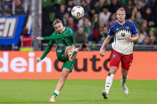 from left Larissa Mühlhaus SV Werder Bremen, 7 on the ball, single image, full body, action, action, match scene, Christin Meyer Hamburger SV, 16 , THE DFB REGULATIONS PROHIBIT ANY USE OF PHOTOGRAPHS AS IMAGE SEQUENCES AND OR QUASI VIDEO , 11 10 2025, Bremen Germany , Football, Google Pixel Womens Bundesliga, SV Werder Bremen Hamburger SV xobx
