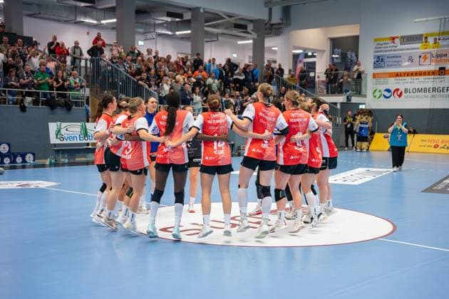 HSG Blomberg Lippe GER vs Sport Union Neckarsulm GER , Handball, 1 Handball Bundesliga Women, Matchday 5, 11 10 2025, Season 2025 2026, Blomberg The HSG Blomberg Lippe GER team cheers after the victory against Sport Union Neckarsulm GER Blomberg Sporthalle an der Ulmenallee Germany