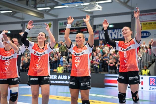 HSG Blomberg Lippe GER vs Sport Union Neckarsulm GER , Handball, 1 Handball Bundesliga Women, 5 Matchday, 11 10 2025, Season 2025 2026, Blomberg The players cheer after the victory f l Diana Magnusdottir HSG Blomberg Lippe, 07 , Judith Tietjen HSG Blomberg Lippe, 22 , Nieke Kuehne HSG Blomberg Lippe, 09 Blomberg Sporthalle an der Ulmenallee Germany