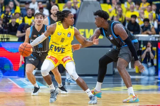 Oldenburg, Lower Saxony, DEU, 11 10 2025, James Woodard center, EWE Baskets Oldenburg , Great Osobor right, Science City Jena and Kristofer Krause Science City Jena EWE Baskets Oldenburg vs Science City Jena 1 Basketball Bundesliga Season 2025 2026, Matchday 4, Grosse EWE Arena EWE Baskets Oldenburg vs Science City Jena www.andreas-burmann.de