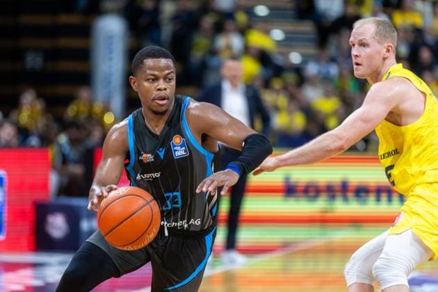 Oldenburg, Lower Saxony, DEU, 11 10 2025, Eric Washington left, Science City Jena and Seth Hinrichs right, EWE Baskets Oldenburg EWE Baskets Oldenburg vs Science City Jena 1 Basketball Bundesliga Season 2025 2026, Matchday 4, Grosse EWE Arena EWE Baskets Oldenburg vs Science City Jena www.andreas-burmann.de