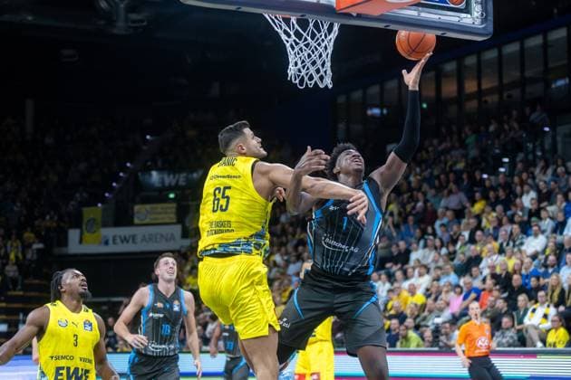Oldenburg, Lower Saxony, DEU, 11 10 2025, Great Osobor right, Science City Jena and Filip Stanic left, EWE Baskets Oldenburg EWE Baskets Oldenburg vs Science City Jena 1 Basketball Bundesliga Season 2025 2026, Matchday 4, Grosse EWE Arena EWE Baskets Oldenburg vs Science City Jena www.andreas-burmann.de