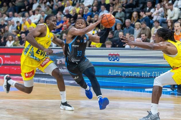 Oldenburg, Lower Saxony, DEU, 11 10 2025, Eric Washington center, Science City Jena , James Woodard right, EWE Baskets Oldenburg and Eral Penn left, EWE Baskets Oldenburg EWE Baskets Oldenburg vs Science City Jena 1 Basketball Bundesliga Season 2025 2026, Matchday 4, Grosse EWE Arena EWE Baskets Oldenburg vs Science City Jena www.andreas-burmann.de