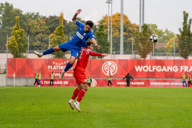Match scene, duel, header, header duel, ball action, v l Enrique Katsianas Sanchez TSG Balingen, 10 , Raul Koenig 1 FSV Mainz 05 II, 32 , GER, 1 FSV Mainz 05 II vs TSG Balingen, Football, Regionalliga Suedwest, Matchday 12, Season 2025 2026, 11 10 2025, DFB REGULATIONS PROHIBIT ANY USE OF PHOTOGRAPHS AS IMAGE SEQUENCES AND OR QUASI VIDEO, GER, 1 FSV Mainz 05 II vs TSG Balingen, Football, Regionalliga Suedwest, Matchday 12, Season 2025 2026, 11 10 2025 Mainz Copyright: xEibner-Pressefoto Jan-NiclasxGrox EP_JGG