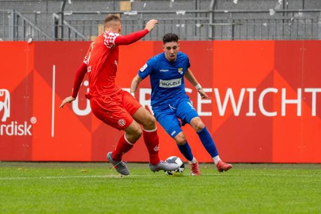 Match scene, Dribbling Pedro Almeida Morais TSG Balingen, 11 , l Philipp Schulz 1 FSV Mainz 05 II, 04 , GER, 1 FSV Mainz 05 II vs TSG Balingen, Football, Regionalliga Suedwest, Matchday 12, Season 2025 2026, 11 10 2025, DFB REGULATIONS PROHIBIT ANY USE OF PHOTOGRAPHS AS IMAGE SEQUENCES AND OR QUASI VIDEO, GER, 1 FSV Mainz 05 II vs TSG Balingen, Football, Regionalliga Suedwest, Matchday 12, Season 2025 2026, 11 10 2025 Mainz Copyright: xEibner-Pressefoto Jan-NiclasxGrox EP_JGG