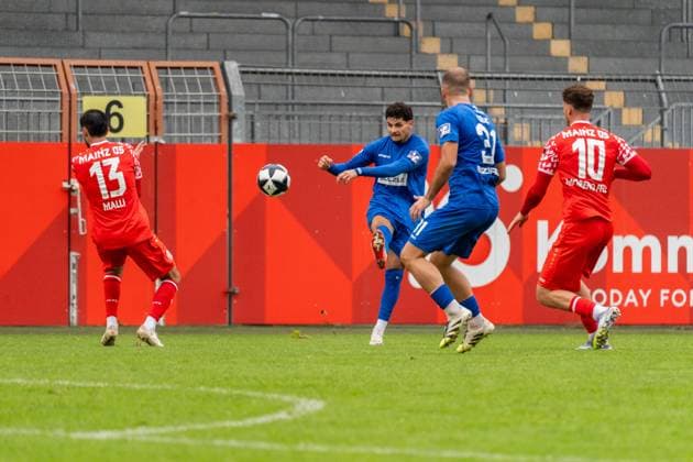 Match scene, Halim Eroglu TSG Balingen, 34 brings in a cross, f l Yunus Malli 1 FSV Mainz 05 II, 13 , Ivo Colic TSG Balingen, 31 , Fabio Moreno Fell 1 FSV Mainz 05 II, 10 , GER, 1 FSV Mainz 05 II vs TSG Balingen, Soccer, Regionalliga Suedwest, Matchday 12, Season 2025 2026, 11 10 2025, DFB REGULATIONS PROHIBIT ANY USE OF PHOTOGRAPHS AS IMAGE SEQUENCES AND OR QUASI VIDEO, GER, 1 FSV Mainz 05 II vs TSG Balingen, Football, Regionalliga Suedwest, Matchday 12, Season 2025 2026, 11 10 2025 Mainz Copyright: xEibner-Pressefoto Jan-NiclasxGrox EP_JGG