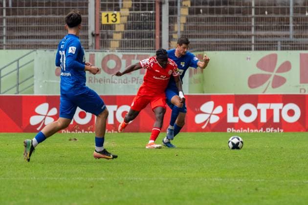 Match scene, duel, dribbling, f l Marko Pilic TSG Balingen, 37 , Andre Gitau 1 FSV Mainz 05 II, 11 , Marvin Jaeger TSG Balingen, 04 , GER, 1 FSV Mainz 05 II vs TSG Balingen, Football, Regionalliga Suedwest, Matchday 12, Season 2025 2026, 11 10 2025, DFB REGULATIONS PROHIBIT ANY USE OF PHOTOGRAPHS AS IMAGE SEQUENCES AND OR QUASI VIDEO, GER, 1 FSV Mainz 05 II vs TSG Balingen, Football, Regionalliga Suedwest, Matchday 12, Season 2025 2026, 11 10 2025 Mainz Copyright: xEibner-Pressefoto Jan-NiclasxGrox EP_JGG