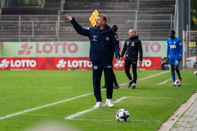 Crop, Portrait, Gesture, Gesture Benjamin Hoffmann 1 FSV Mainz 05 II, Head coach gives instructions, GER, 1 FSV Mainz 05 II vs TSG Balingen, Soccer, Regionalliga Suedwest, Matchday 12, Season 2025 2026, 11 10 2025, DFB REGULATES PROHIBIT ANY USE OF PHOTOGRAPHS AS IMAGE SEQUENCES AND OR QUASI VIDEO, GER, 1 FSV Mainz 05 II vs TSG Balingen, Football, Regionalliga Suedwest, Matchday 12, Season 2025 2026, 11 10 2025 Mainz Copyright: xEibner-Pressefoto Jan-NiclasxGrox EP_JGG