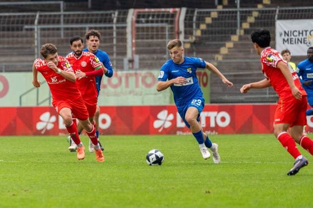 Game scene, race, dribbling, offensive action, f l Jason Amann 1 FSV Mainz 05 II, 16 , Yunus Malli 1 FSV Mainz 05 II, 13 , Ole Deiniger TSG Balingen, 23 , Taiyu Yamasaki 1 FSV Mainz 05 II, 18 , GER, 1 FSV Mainz 05 II vs TSG Balingen, Soccer, Regionalliga Suedwest, 12 Matchday, Season 2025 2026, 11 10 2025, DFB REGULATIONS PROHIBIT ANY USE OF PHOTOGRAPHS AS IMAGE SEQUENCES AND OR QUASI VIDEO, GER, 1 FSV Mainz 05 II vs TSG Balingen, Football, Regionalliga Suedwest, 12 Matchday, Season 2025 2026, 11 10 2025 Mainz Copyright: xEibner-Pressefoto Jan-NiclasxGrox EP_JGG