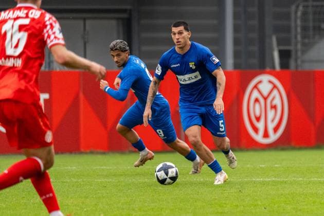 Game scene, dribbling, ball action Denis Latifovic TSG Balingen, 05 , GER, 1 FSV Mainz 05 II vs TSG Balingen, Soccer, Regionalliga Suedwest, Matchday 12, Season 2025 2026, 11 10 2025, DFB REGULATIONS PROHIBIT ANY USE OF PHOTOGRAPHS AS IMAGE SEQUENCES AND OR QUASI VIDEO, GER, 1 FSV Mainz 05 II vs TSG Balingen, Football, Regionalliga Suedwest, Matchday 12, Season 2025 2026, 11 10 2025 Mainz Copyright: xEibner-Pressefoto Jan-NiclasxGrox EP_JGG