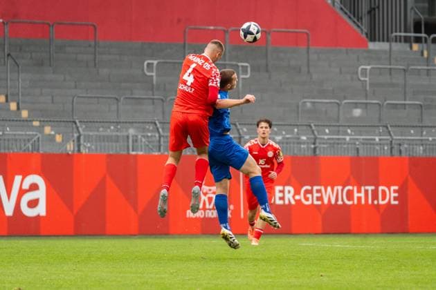 Match scene, duel, header, header duel, f l Philipp Schulz 1 FSV Mainz 05 II, 04 , Simon Klostermann TSG Balingen, 33 , GER, 1 FSV Mainz 05 II vs TSG Balingen, Football, Regionalliga Suedwest, Matchday 12, Season 2025 2026, 11 10 2025, DFB REGULATES PROHIBIT ANY USE OF PHOTOGRAPHS AS IMAGE SEQUENCES AND OR QUASI VIDEO, GER, 1 FSV Mainz 05 II vs TSG Balingen, Football, Regionalliga Suedwest, Matchday 12, Season 2025 2026, 11 10 2025 Mainz Copyright: xEibner-Pressefoto Jan-NiclasxGrox EP_JGG