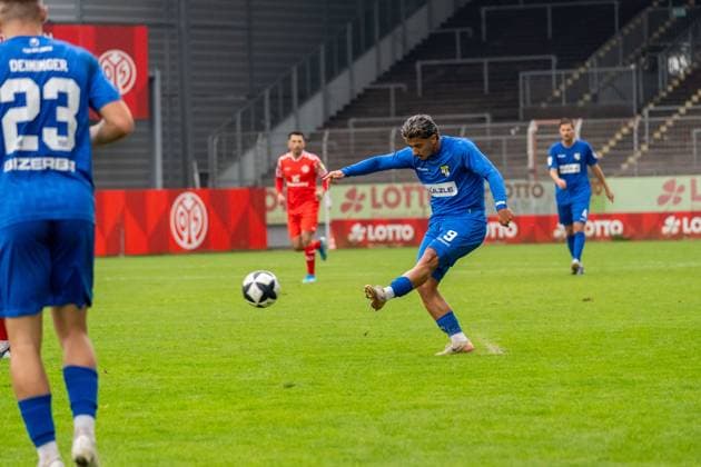 Match scene, free kick, Zeki Goerkem Koca TSG Balingen, 09 delivers a cross into the penalty area, GER, 1 FSV Mainz 05 II vs TSG Balingen, Football, Regionalliga Suedwest, Matchday 12, Season 2025 2026, 11 10 2025, DFB REGULATIONS PROHIBIT ANY USE OF PHOTOGRAPHS AS IMAGE SEQUENCES AND OR QUASI VIDEO, GER, 1 FSV Mainz 05 II vs TSG Balingen, Football, Regionalliga Suedwest, Matchday 12, Season 2025 2026, 11 10 2025 Mainz Copyright: xEibner-Pressefoto Jan-NiclasxGrox EP_JGG