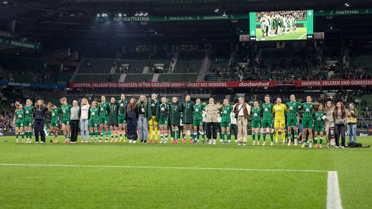 SV Werder Bremen players celebrating the victory, happy about the game won, thanking the fans and spectators for their support, THE DFB REGULATIONS PROHIBIT ANY USE OF PHOTOGRAPHS AS IMAGE SEQUENCES AND OR QUASI VIDEO , 11 10 2025, Bremen Germany , Football, Google Pixel Womens Bundesliga, SV Werder Bremen Hamburger SV xobx