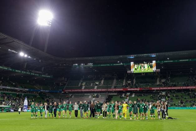 SV Werder Bremen players celebrating the victory, happy about the game won, thanking the fans and spectators for their support, THE DFB REGULATIONS PROHIBIT ANY USE OF PHOTOGRAPHS AS IMAGE SEQUENCES AND OR QUASI VIDEO , 11 10 2025, Bremen Germany , Football, Google Pixel Womens Bundesliga, SV Werder Bremen Hamburger SV xobx