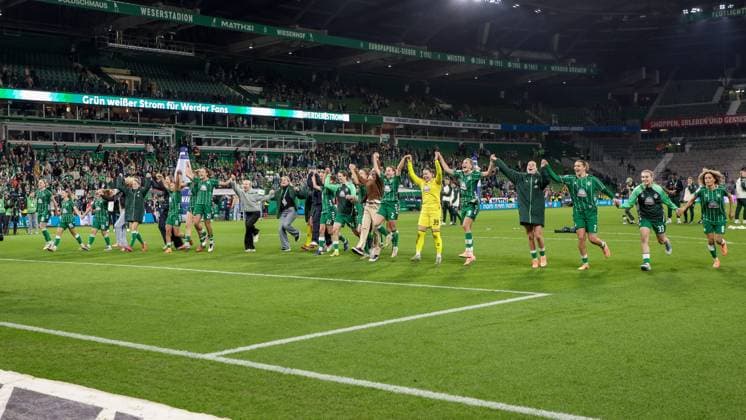 SV Werder Bremen players celebrating the victory, happy about the game won, thanking the fans and spectators for their support, THE DFB REGULATIONS PROHIBIT ANY USE OF PHOTOGRAPHS AS IMAGE SEQUENCES AND OR QUASI VIDEO , 11 10 2025, Bremen Germany , Football, Google Pixel Womens Bundesliga, SV Werder Bremen Hamburger SV xobx