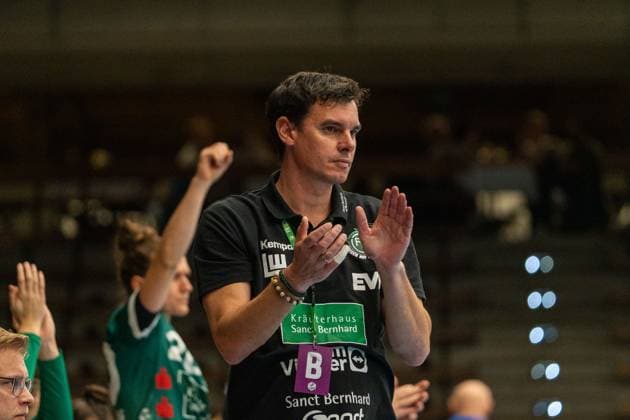 Nico Kiener Frisch Auf Goeppingen, Head Coach , Frisch Auf Goeppingen Women vs Thueringer HC, Handball, Bundesliga, 05 Matchday, Season 2025 2026, 11 10 2025, Frisch Auf Goeppingen Women vs Thueringer HC, Handball, Bundesliga, 05 Matchday, Season 2025 2026, 11 10 2025 Goeppingen Copyright: xEibner-Pressefoto MaxxVogelx EP_MVL