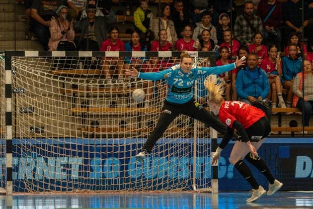 Petra Hlogyik Frisch Auf Goeppingen, 72 and Johanna Reichert Thueringer HC, 29 , Frisch Auf Goeppingen Women vs Thueringer HC, Handball, Bundesliga, 05 Matchday, Season 2025 2026, 11 10 2025, Frisch Auf Goeppingen Women vs Thueringer HC, Handball, Bundesliga, 05 Matchday, Season 2025 2026, 11 10 2025 Goeppingen Copyright: xEibner-Pressefoto MaxxVogelx EP_MVL