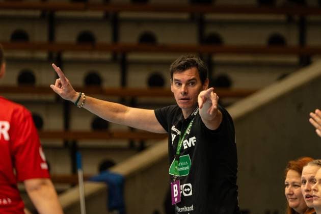 Nico Kiener Frisch Auf Goeppingen, Head Coach , Frisch Auf Goeppingen Women vs Thueringer HC, Handball, Bundesliga, 05 Matchday, Season 2025 2026, 11 10 2025, Frisch Auf Goeppingen Women vs Thueringer HC, Handball, Bundesliga, 05 Matchday, Season 2025 2026, 11 10 2025 Goeppingen Copyright: xEibner-Pressefoto MaxxVogelx EP_MVL