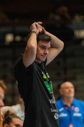 Nico Kiener Frisch Auf Goeppingen, Head Coach , Frisch Auf Goeppingen Women vs Thueringer HC, Handball, Bundesliga, 05 Matchday, Season 2025 2026, 11 10 2025, Frisch Auf Goeppingen Women vs Thueringer HC, Handball, Bundesliga, 05 Matchday, Season 2025 2026, 11 10 2025 Goeppingen Copyright: xEibner-Pressefoto MaxxVogelx EP_MVL