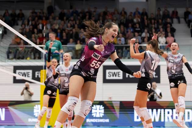 1. Volleyball Bundesliga Frauen: Schwarz-Weiss Erfurt vs. Binder Blaubären TSV Flacht; Erfurt; 11.10.2025 Jubel, Mia Stauß ( 55; Schwarz-Weiss Erfurt) und Mannschaft 1. Volleyball Bundesliga Frauen: Schwarz-Weiss Erfurt vs. Binder Blaubären TSV Flacht; Riethsporthalle Erfurt; 11.10.2025 Copyright: xBEAUTIFULxSPORTS Duehringx