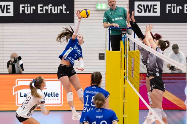 1. Volleyball Bundesliga Frauen: Schwarz-Weiss Erfurt vs. Binder Blaubären TSV Flacht; Erfurt; 11.10.2025 Sara Marjanovic ( 9; Binder Blaubären TSV Flacht) gegen Lena Linke ( 6; Schwarz-Weiss Erfurt) und Isabel Kova?i? ( 11; Schwarz-Weiss Erfurt) (dahinter 1. Volleyball Bundesliga Frauen: Schwarz-Weiss Erfurt vs. Binder Blaubären TSV Flacht; Riethsporthalle Erfurt; 11.10.2025 Copyright: xBEAUTIFULxSPORTS Duehringx