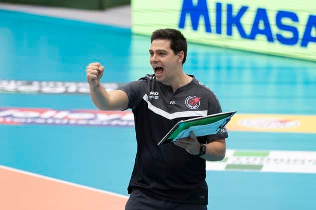 1. Volleyball Bundesliga Frauen: Schwarz-Weiss Erfurt vs. Binder Blaubären TSV Flacht; Erfurt; 11.10.2025 Paplo Sánchez (Trainer; Schwarz-Weiss Erfurt) 1. Volleyball Bundesliga Frauen: Schwarz-Weiss Erfurt vs. Binder Blaubären TSV Flacht; Riethsporthalle Erfurt; 11.10.2025 Copyright: xBEAUTIFULxSPORTS Duehringx