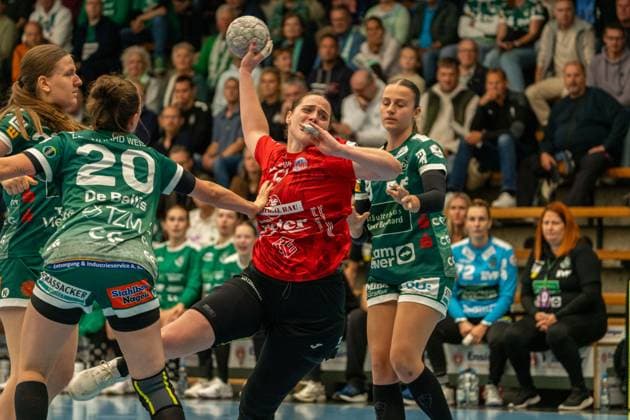 Louisa De Bellis Frisch Auf Goeppingen, 20 and Josefine Hanfland Thueringer HC, 57 , Frisch Auf Goeppingen Women vs Thueringer HC, Handball, Bundesliga, 05 Matchday, Season 2025 2026, 11 10 2025, Frisch Auf Goeppingen Women vs Thueringer HC, Handball, Bundesliga, 05 Matchday, Season 2025 2026, 11 10 2025 Goeppingen Copyright: xEibner-Pressefoto MaxxVogelx EP_MVL