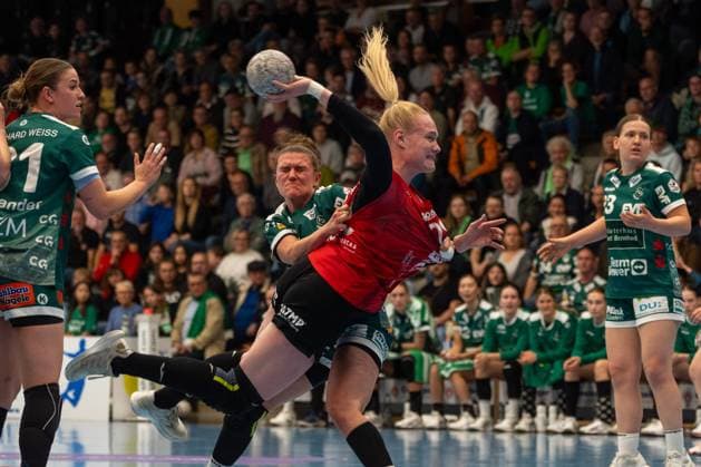Louisa De Bellis Frisch Auf Goeppingen, 20 and Rikke Hoffbeck Thueringer HC, 22 , Frisch Auf Goeppingen Women vs Thueringer HC, Handball, Bundesliga, 05 Matchday, Season 2025 2026, 11 10 2025, Frisch Auf Goeppingen Women vs Thueringer HC, Handball, Bundesliga, 05 Matchday, Season 2025 2026, 11 10 2025 Goeppingen Copyright: xEibner-Pressefoto MaxxVogelx EP_MVL